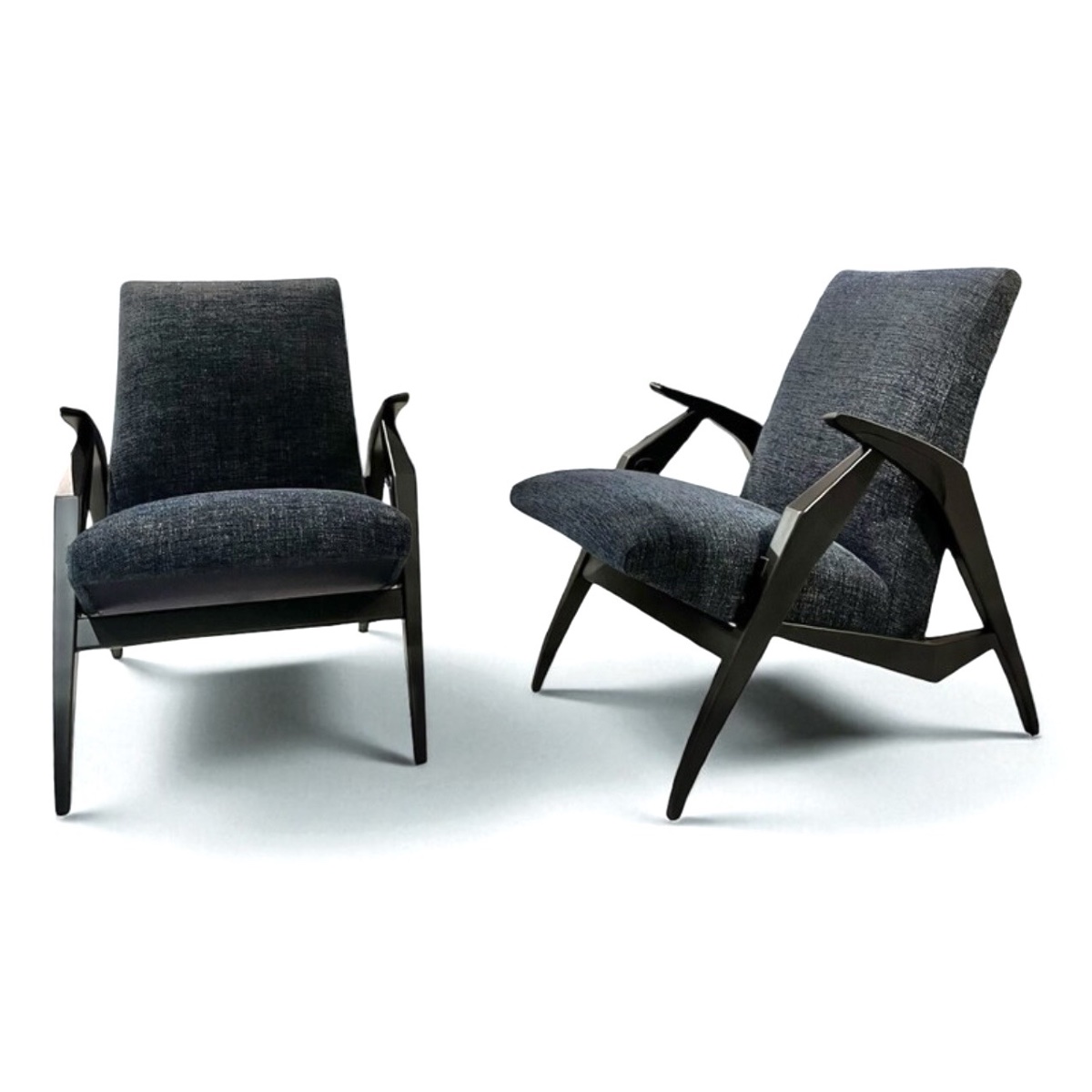 Paire de fauteuils ajustables ,école italienne circa 1955, totalement restaurés et regarnis 